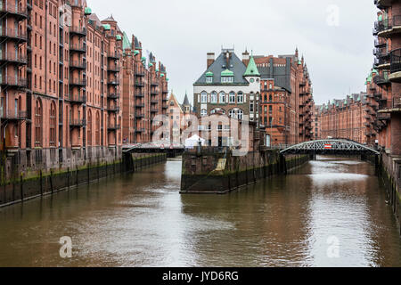 Le pittoresque château d'eau entre les ponts dans le centre du canal Poggenmühlenbrücke Altstadt Hambourg Allemagne Europe Banque D'Images