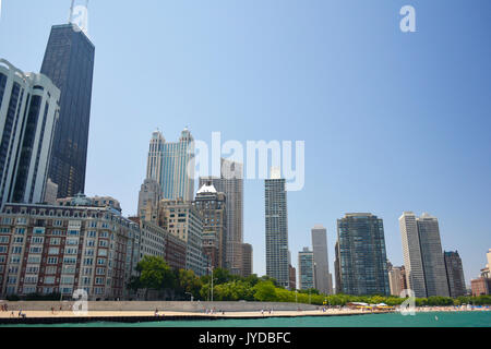 Lakefront Trail promenade aménagée le long de Lake Shore Drive, à Oak Street Beach, à proximité de la John Hancock Tower dans le centre-ville de Chicago, Illinois Banque D'Images