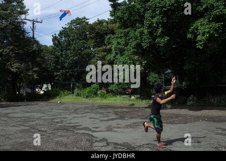 Un garçon de Mindanao qui résident dans une école de fortune à l'Université des Philippines, Centre International d'un cerf-volant vole à Quezon City le Samedi, Août 19, 2017. Dans une déclaration, la Save Our Schools Network, un organisme facilitant l'abri des 'réfugiés' lumads à l'Université des Philippines, campus, a contesté la Commission nationale sur les peuples autochtones (NCIP) à "soutenir leurs frères les aspirations des Lumads à avoir une école plutôt que d'être un outil de lutte contre l'insurrection." Le Président Rodrigo Duterte a déjà déclaré qu'il va bombarder les populations autochtones", accusant les écoles Banque D'Images