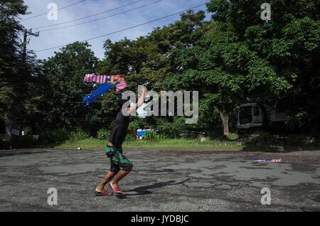 Un garçon de Mindanao qui résident dans une école de fortune à l'Université des Philippines, Centre International dans la ville de Quezon, à l'est de Manille, Philippines, vole un cerf-volant le Samedi, Août 19, 2017. Dans une déclaration, la Save Our Schools Network, un organisme facilitant l'abri des 'réfugiés' lumads à l'Université des Philippines, campus, a contesté la Commission nationale sur les peuples autochtones (NCIP) à "soutenir leurs frères les aspirations des Lumads à avoir une école plutôt que d'être un outil de lutte contre l'insurrection." Le Président Rodrigo Duterte a déjà déclaré qu'il va bombarder indigeno Banque D'Images