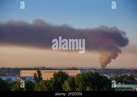 La fumée de l'incendie de la tour de Grenfell remplit l'horizon, Crystal Palace et émetteurs de Croydon visible dans l'arrière-plan. Photographie prise du Wembley Banque D'Images