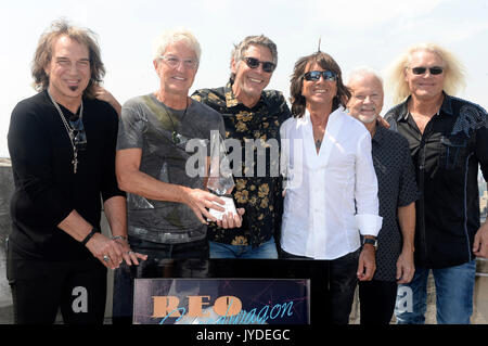 Mark Goodman mit Dave Amato, Kevin Cronin, Bryan Hitt, Neal Doughty et Bruce Hall assister à REO Speedwagon reçoit RIAA Diamond Award pour 'Hi' infidélité à Sony Music le 17 août 2017 dans la ville de New York. Banque D'Images