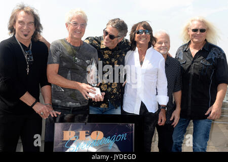 Mark Goodman mit Dave Amato, Kevin Cronin, Bryan Hitt, Neal Doughty et Bruce Hall assister à REO Speedwagon reçoit RIAA Diamond Award pour 'Hi' infidélité à Sony Music le 17 août 2017 dans la ville de New York. Banque D'Images