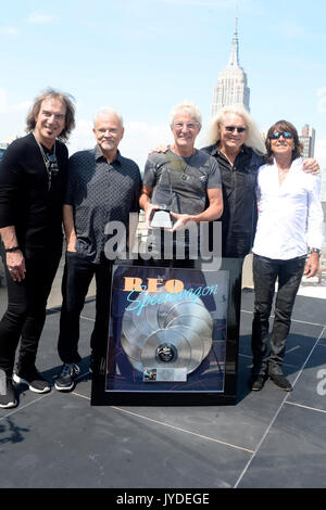 Dave Amato, Neal Doughty, Kevin Cronin, Bruce Hall et Bryan Hitt assister à REO Speedwagon reçoit RIAA Diamond Award pour 'Hi' infidélité à Sony Music le 17 août 2017 dans la ville de New York. Banque D'Images