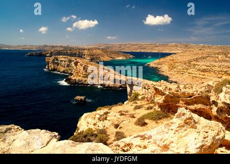 Le Blue Lagoon est l'une des meilleures plages de Malte, situé entre l'île de Comino et l'îlot de Cominotto. Dans les eaux claires comme du cristal Blu Banque D'Images