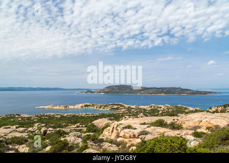 Vue sur la mer bleue de Caprera Île de La Maddalena Sardaigne Italie Europe Banque D'Images