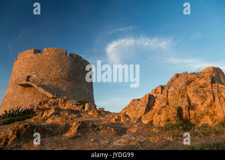 Vue de la tour de Longosardo médiévale au coucher du soleil à Santa Teresa di Gallura Province de Sassari Sardaigne Italie Europe Banque D'Images