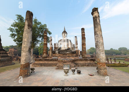 Statue de Bouddha assis au Wat Mahathat, parc historique de Sukhothai, Sukhothai, Thaïlande Banque D'Images