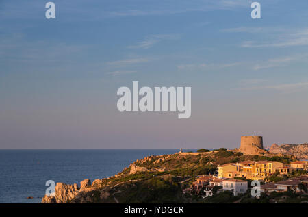 Coucher du soleil sur la Tour de Longosardo et village de Santa Teresa di Gallura Province de Sassari Sardaigne Italie Europe Banque D'Images