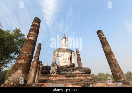 Statue de Bouddha assis au Wat Mahathat, parc historique de Sukhothai, Sukhothai, Thaïlande Banque D'Images
