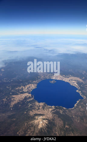 Vue aérienne de Crater Lake dans l'Oregon, USA Banque D'Images