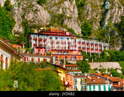 Limone sul Garda, Italie - le 21 septembre 2014 : La promenade de maisons Banque D'Images