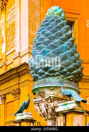 Cité du Vatican, Italie - 02 mai 2014 : Fir cone. Il est situé sur la Cour du Vatican. Vue verticale. Banque D'Images