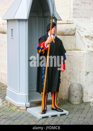 Cité du Vatican, Rome, Italie - 02 mai 2014 : La garde suisse debout avec une hallebarde vers Banque D'Images