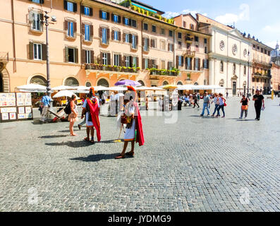 Rome, Italie - 10 septembre 2015 : les touristes à Piazza Navona à Rome, Italie Banque D'Images