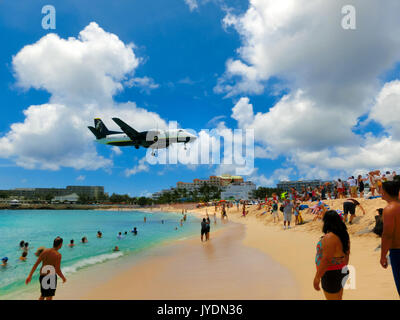 Philipsburg, Saint Martin - le 14 mai 2016 : la plage de Maho Bay Banque D'Images