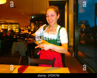 Munich, Allemagne - le 01 mai 2017 : Jeune femme comme reine dans le style bavarois Tracht dans restaurant ou pub Stubn avec bière steins et Banque D'Images