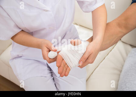 Portrait d'une femme médecin des bandages main du patient Banque D'Images