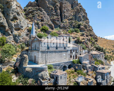 Vue aérienne du petit village de l'église de l'oeuvre et les ruines du village abandonné, colonie grecque sur le Mont Calvario. La Calabre. Italie Banque D'Images