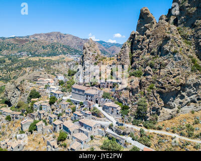 Vue aérienne du petit village de l'église de l'oeuvre et les ruines du village abandonné, colonie grecque sur le Mont Calvario. La Calabre. Italie Banque D'Images