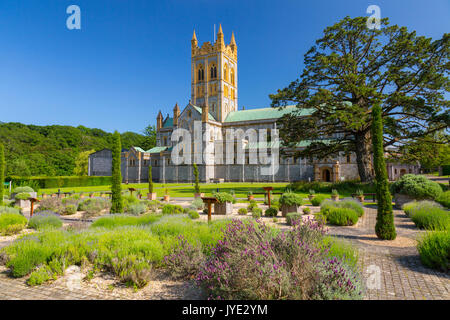 Le jardin de lavande à l'église de l'abbaye de St Mary à l'abbaye de Buckfast (terminé en 1938), un monastère bénédictin de Totnes, Devon, England, UK Banque D'Images