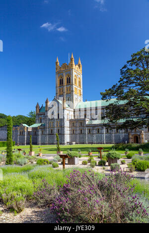 Le jardin de lavande à l'église de l'abbaye de St Mary à l'abbaye de Buckfast (terminé en 1938), un monastère bénédictin de Totnes, Devon, England, UK Banque D'Images