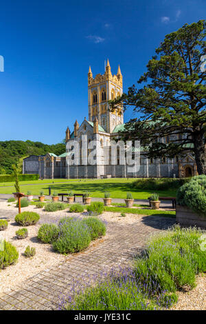 Le jardin de lavande à l'église de l'abbaye de St Mary à l'abbaye de Buckfast (terminé en 1938), un monastère bénédictin de Totnes, Devon, England, UK Banque D'Images