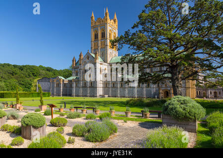 Le jardin de lavande à l'église de l'abbaye de St Mary à l'abbaye de Buckfast (terminé en 1938), un monastère bénédictin de Totnes, Devon, England, UK Banque D'Images