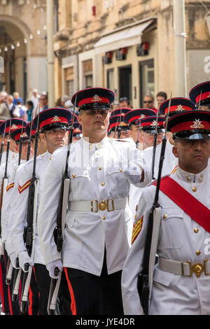 Défilé de l'Armée Maltaise, Les Forces Armées de Malte, en uniforme de parade, dans la vieille ville de La Valette, sur la rue de la République, Banque D'Images
