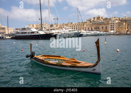 Malte, La Valette, bateaux de pêche typiquement maltais, peintes à la main, appelé Luzzu, également utilisé comme un taxi d'eau dans le Grand Port, Banque D'Images