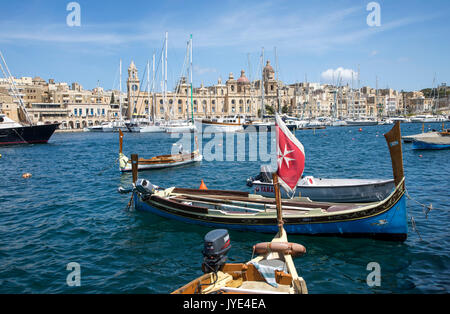 Malte, La Valette, bateaux de pêche typiquement maltais, peintes à la main, appelé Luzzu, également utilisé comme un taxi d'eau dans le Grand Port, Banque D'Images