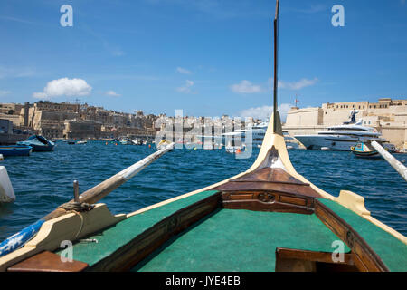 Malte, La Valette, bateaux de pêche typiquement maltais, peintes à la main, appelé Luzzu, également utilisé comme un taxi d'eau dans le Grand Port, Banque D'Images