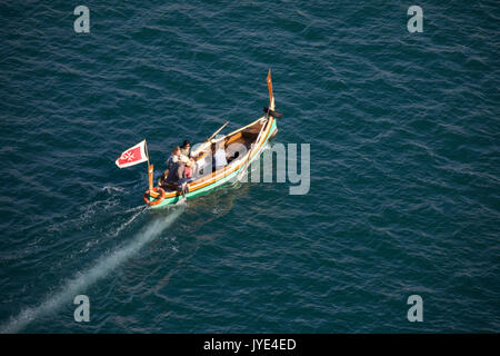 Malte, La Valette, bateaux de pêche typiquement maltais, peintes à la main, appelé Luzzu, également utilisé comme un taxi d'eau dans le Grand Port, Banque D'Images