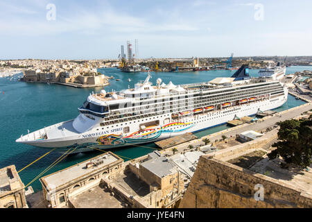 Bateau de croisière dans le port de La Valette, Malte, vieille ville, Grand Harbour, esprit norvégien, Banque D'Images