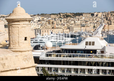Bateau de croisière dans le port de La Valette, Malte, vieille ville, Grand Harbour, esprit norvégien, Banque D'Images