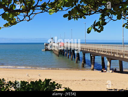 Un cadre naturellement vue sur la mer de Corail estran à Palm Cove jetty sur une super journée calme Banque D'Images