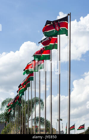 Une rangée de drapeaux du Kenya sur les poteaux dans le vent sur une journée ensoleillée, Nairobi, Kenya Banque D'Images