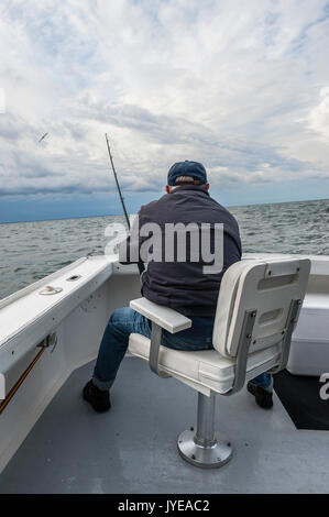 Sport L'homme à partir d'un bateau de pêche. Banque D'Images