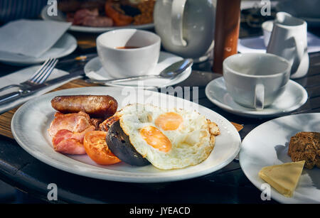 Un petit-déjeuner anglais servi en plein air Banque D'Images