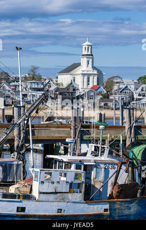 Les petits bateaux à quai dans le port de Provincetown, McMillan Wharf, Provincetown, Cape Cod, Massachusetts, USA. Banque D'Images