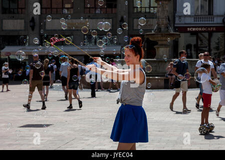 Bubble maker effectuer dans les rues de Bratislava, Slovaquie. Banque D'Images