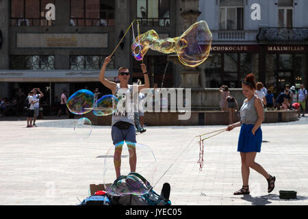 Bubble maker effectuer dans les rues de Bratislava, Slovaquie. Banque D'Images