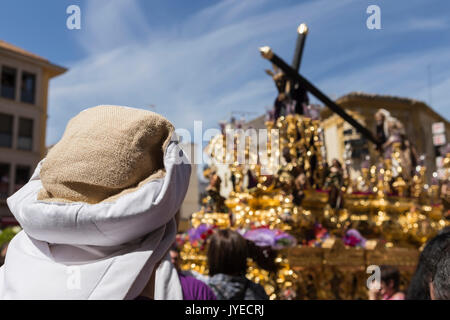 Costalero pendant procession de la Semaine Sainte en Andalousie, Espagne Banque D'Images