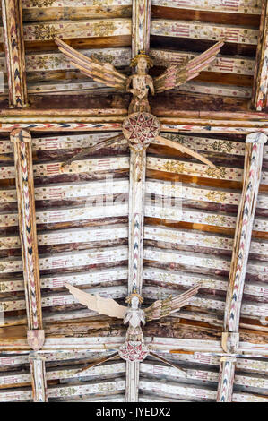 Anges en bois sculpté sur le plafond de la nef, vers 1500, de l'intérieur de l'église Holy Trinity, Blythburgh, Suffolk, Angleterre, Banque D'Images