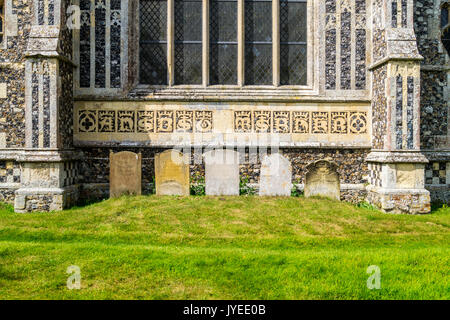 Dans Flushwork Abaddon script sur l'extrémité de l'église Holy Trinity, Blythburgh, Suffolk, Angleterre Banque D'Images