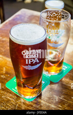 Pinte verres de Greene King IPA sur un bar real ale au Crown Inn, Woodbridge, Suffolk, Angleterre Banque D'Images