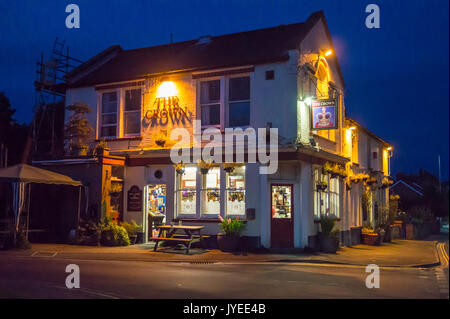 L'extérieur de l'hôtel Crown Inn, Woodbridge, Suffolk, Angleterre la nuit Banque D'Images