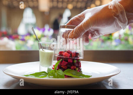 Chef prépare une salade de légumes végétarien. Banque D'Images