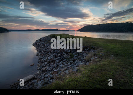 Keith bridge park est situé sur le lac Lanier sur le côté ouest de Gainesville, ga de vieilles keith Bridge Road. Le parc dispose de plusieurs équipements, dont un quai de bateau, pique-nique et une plage. Il peut être effectivement photographié au lever et au coucher du soleil en fonction du niveau d'eau dans le lac Lanier. Banque D'Images