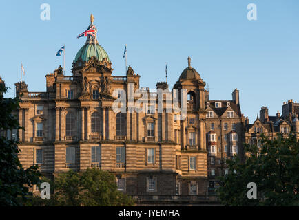 Soleil du soir sur le grand bâtiment sur le monticule, Bank of Scotland, Lloyds Banking Group siège écossais, Princes Street Gardens, Édimbourg, Écosse, Royaume-Uni Banque D'Images